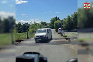 Pět řidičů na Vyškovsku přejelo koleje na červenou, naváděl je neznámý muž - Novinky